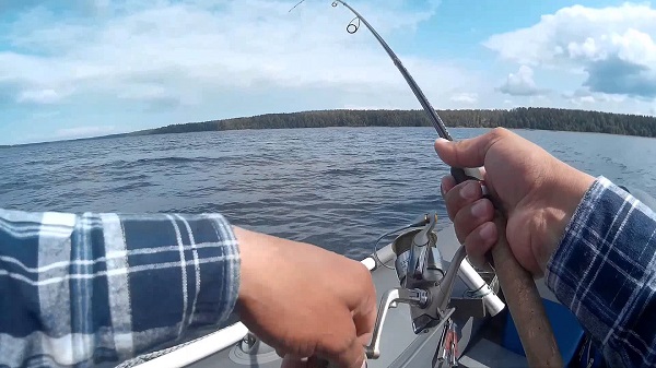 Ловля рыбы на лодке